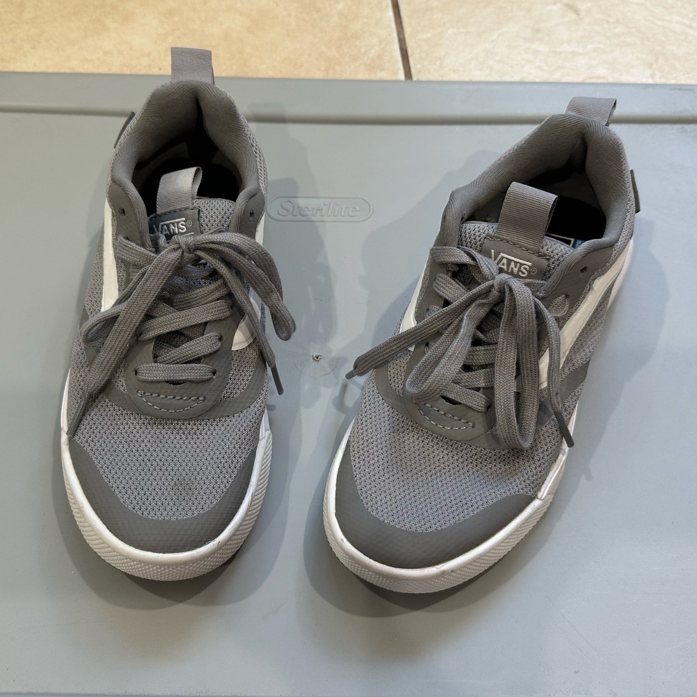 Women ultra range vans size 6